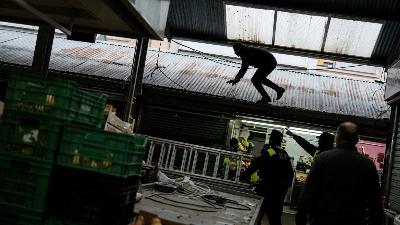 la guardia urbana atrapa de paisano al hombre que  2026 05 15 02 27 43